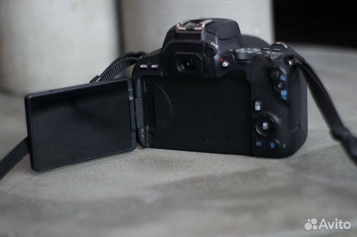 Фотоаппарат Canon 200D