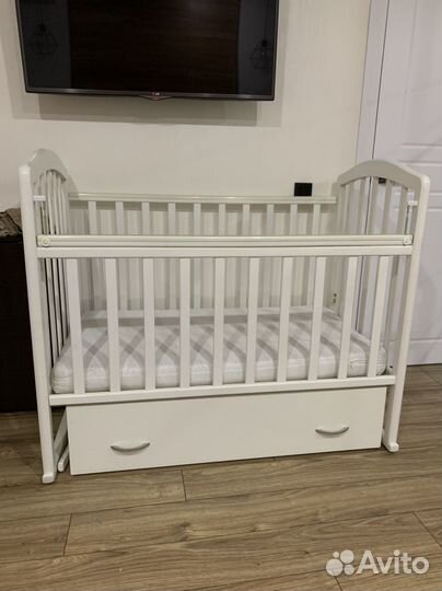 Детская кроватка с маятником и ящиком