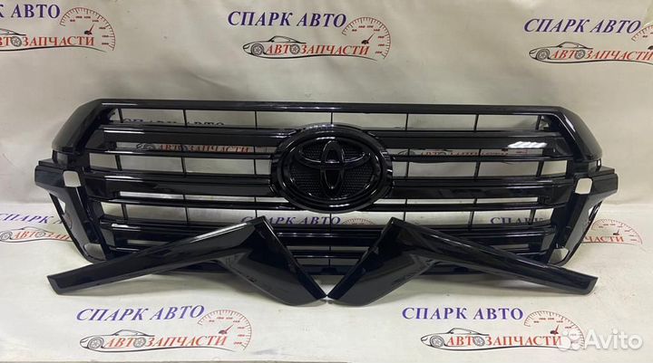 Решетка радиатора Land Cruiser 200 черная 2016