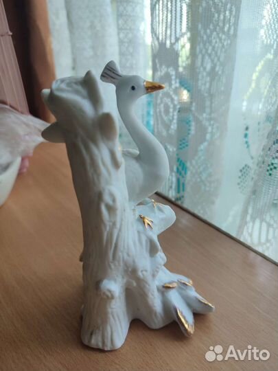Фарфоровая статуэтка павлин
