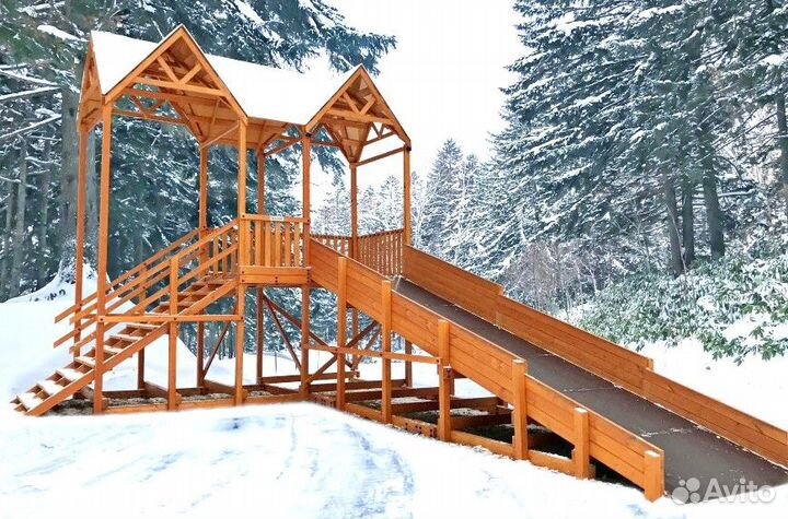 Зимняя деревянная горка
