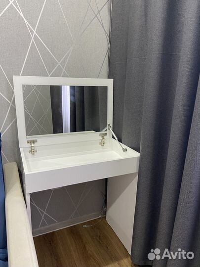 Туалетный столик с зеркалом