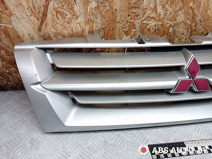 Решетка радиатора Mitsubishi Pajero 3 2002