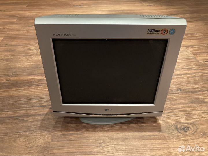 Монитор LG flatron F700P