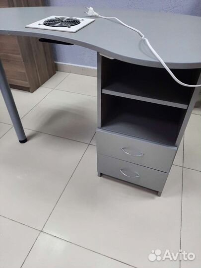 Маникюрный стол с вытяжкой