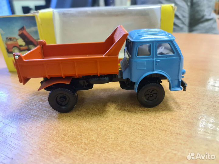 Модель 1:43 Маз 503 цвет