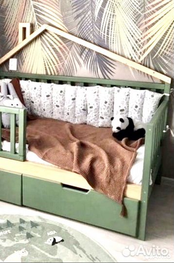 Кровать с элементом крыши домика