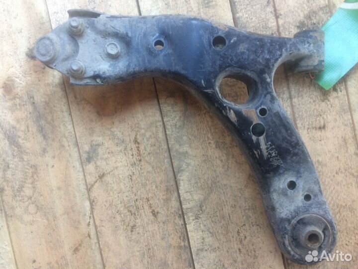 Передний правый рычаг Toyota Corolla E150