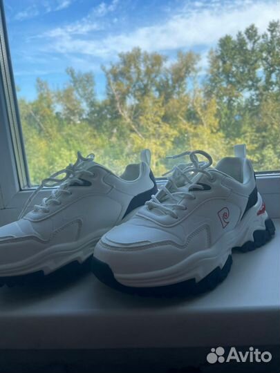 Кроссовки женские