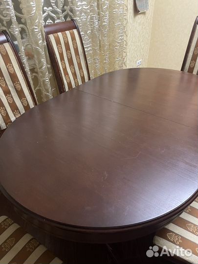 Деревянный стол, деревянные стулья