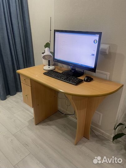 Письменный стол