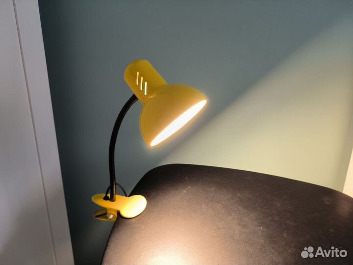 Лампа настольная на прищепке