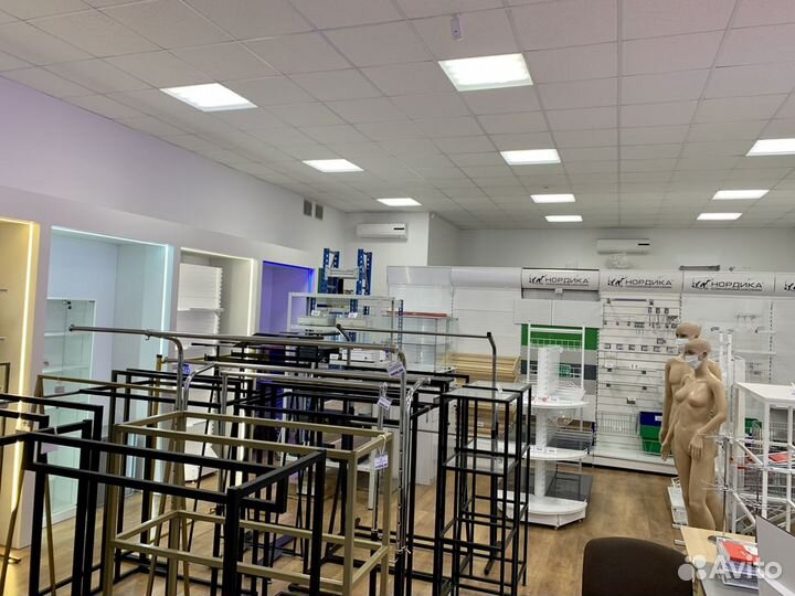 Магазин для магазинов: стеллажи, витрины, сейфы