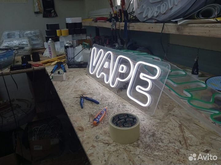 Неоновая вывеска в наличии