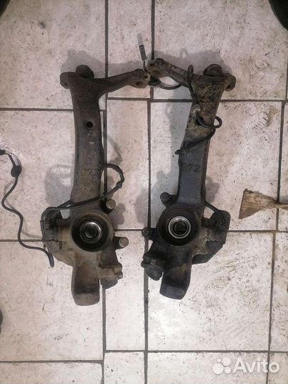 Кулак поворотный левый правый пассат Passat B5 1.8