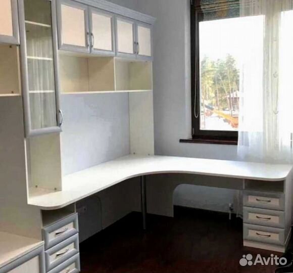 Рабочая зона в углу у окна