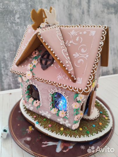 Пряничный домик для праздничного стола. 25х25х28