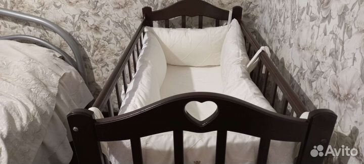 Детская кроватка с маятником