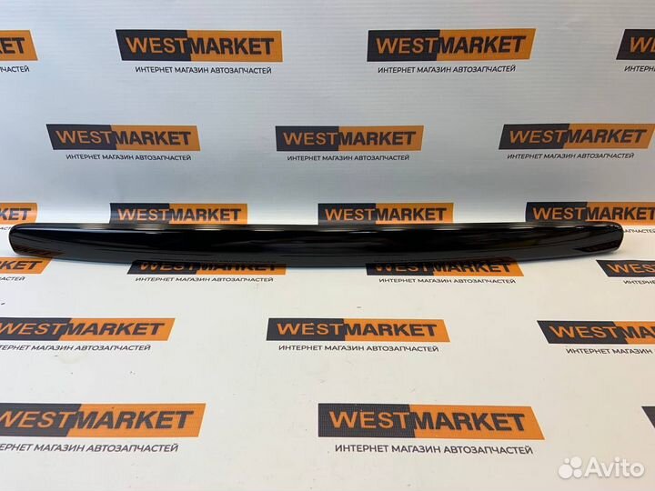 Накладка крышки багажника (черный лак) Приора