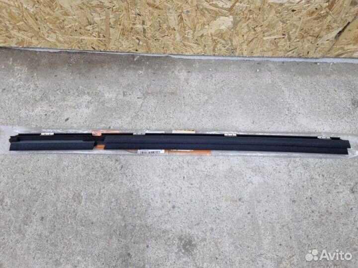 Уплотнитель стекла двери задний левый Toyota Land