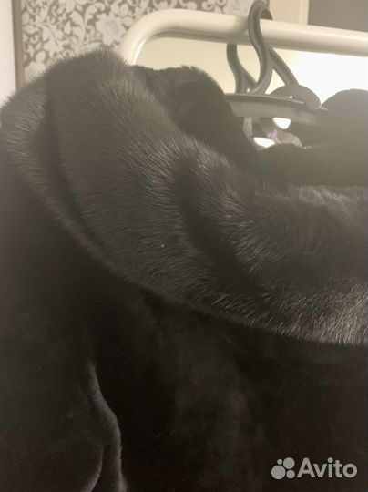 Шуба мутоновая с капюшоном и отделкой норкой