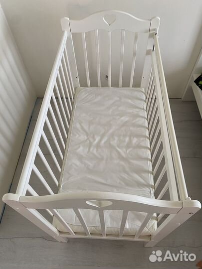 Детская кроватка с маятником