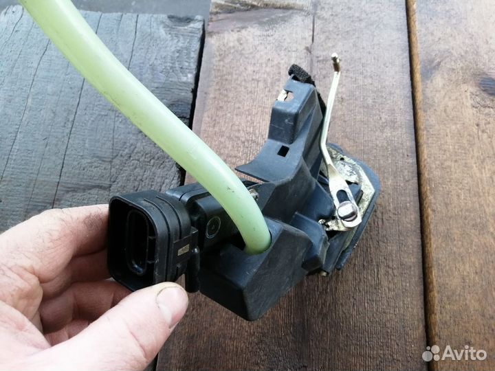 Замок двери задний левый Toyota Land Cruiser 100