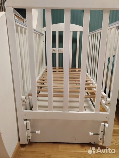 Детская кроватка с маятником