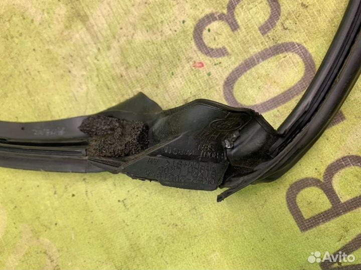 Уплотнитель двери передний левый Land Rover Range