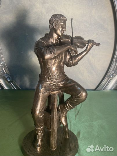 Скрипач на стуле. Виртуоз. Статуэтка интерьернаая