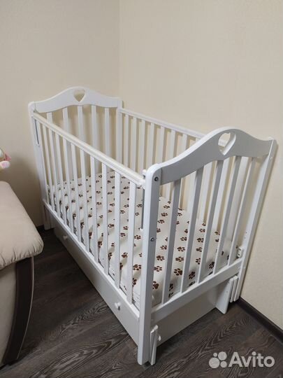 Детская кроватка с маятником и ящиком