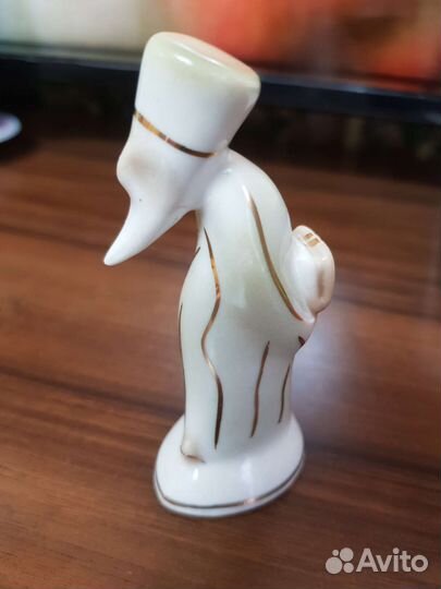 Фарфоровая статуэтка Старик с книгой