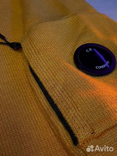 Свитер с горлом CP Company на руках