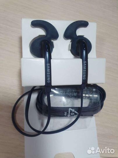 Наушники Samsung из комплекта Samsung Galaxy S10e