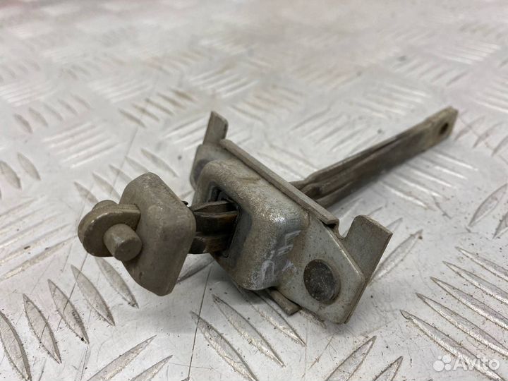 Б/У ограничитель двери задний левый Mazda Demio