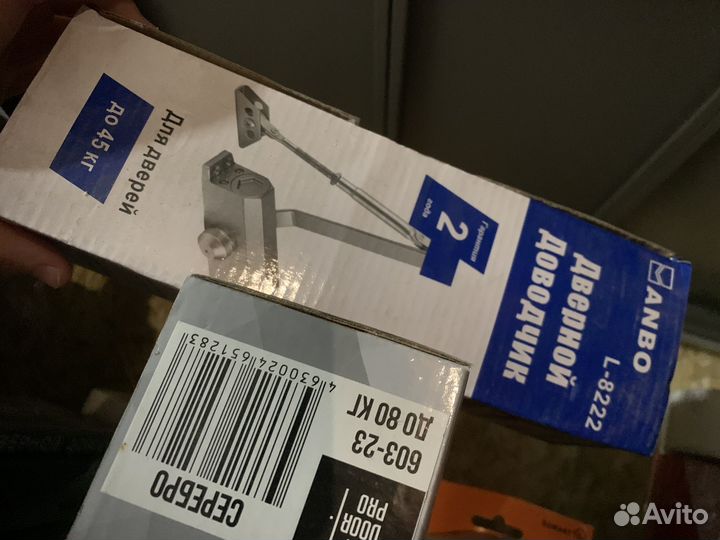 Дверной доводчик