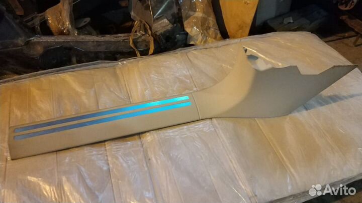 Накладка порога (внутренняя) Передняя левая A8