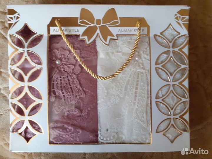 Махровые полотенца и халаты