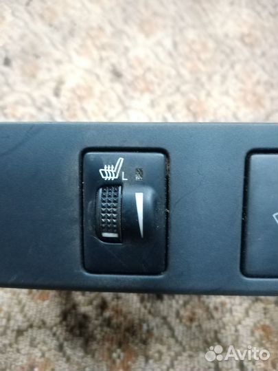 Кнопка обогрева сидений на Тойота Камри 15г