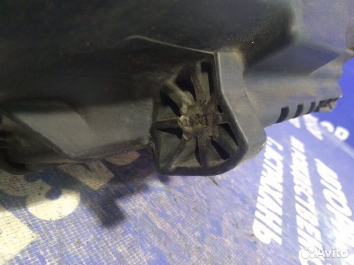 Корпус воздушного фильтра Mercedes-Benz W211