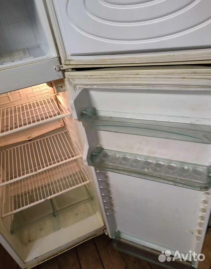 Рабочий двухкамерный холодильник юрюзань(150х60см)