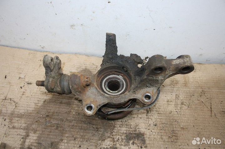 Кулак поворотный передний левый toyota avensis II