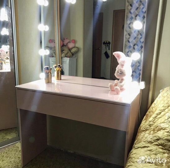 Туалетный столик с зеркалом и подсветкой