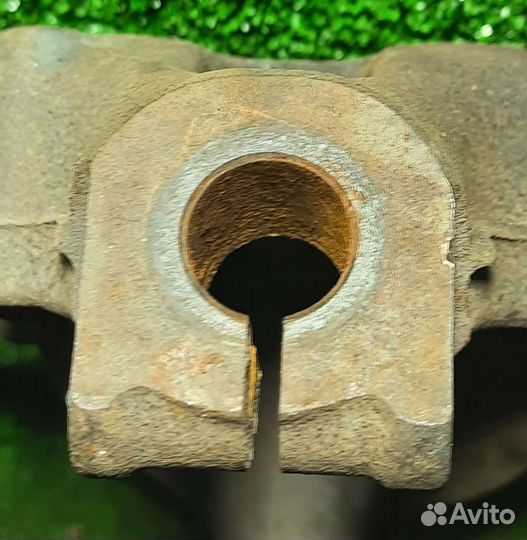 Поворотный кулак передний левый Ниссан Жук F15