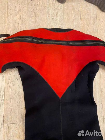 Сухой гидрокостюм для дайвинга