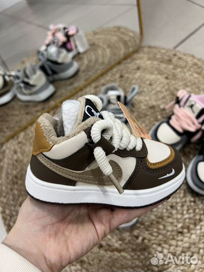 Детские кроссовки