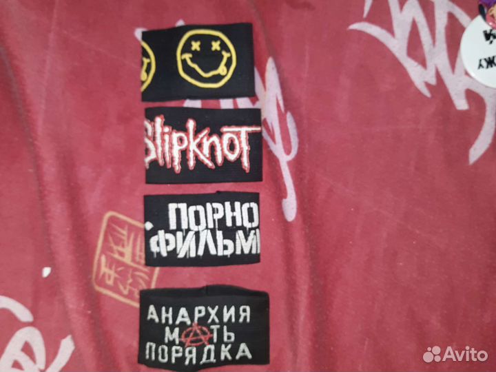 Значки и напульсники