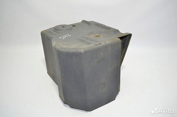 Защитная крышка нижних клапанов под ящиком аккумул