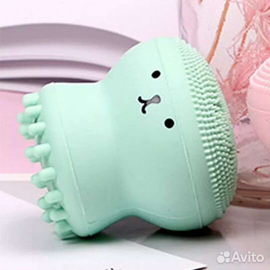 Щетка для чистки лица со встроенным спонжем