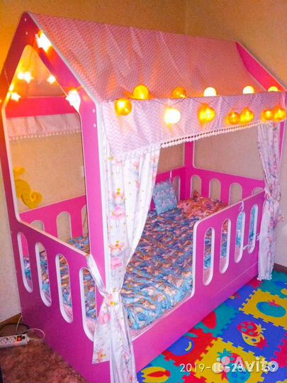 Кровать домик